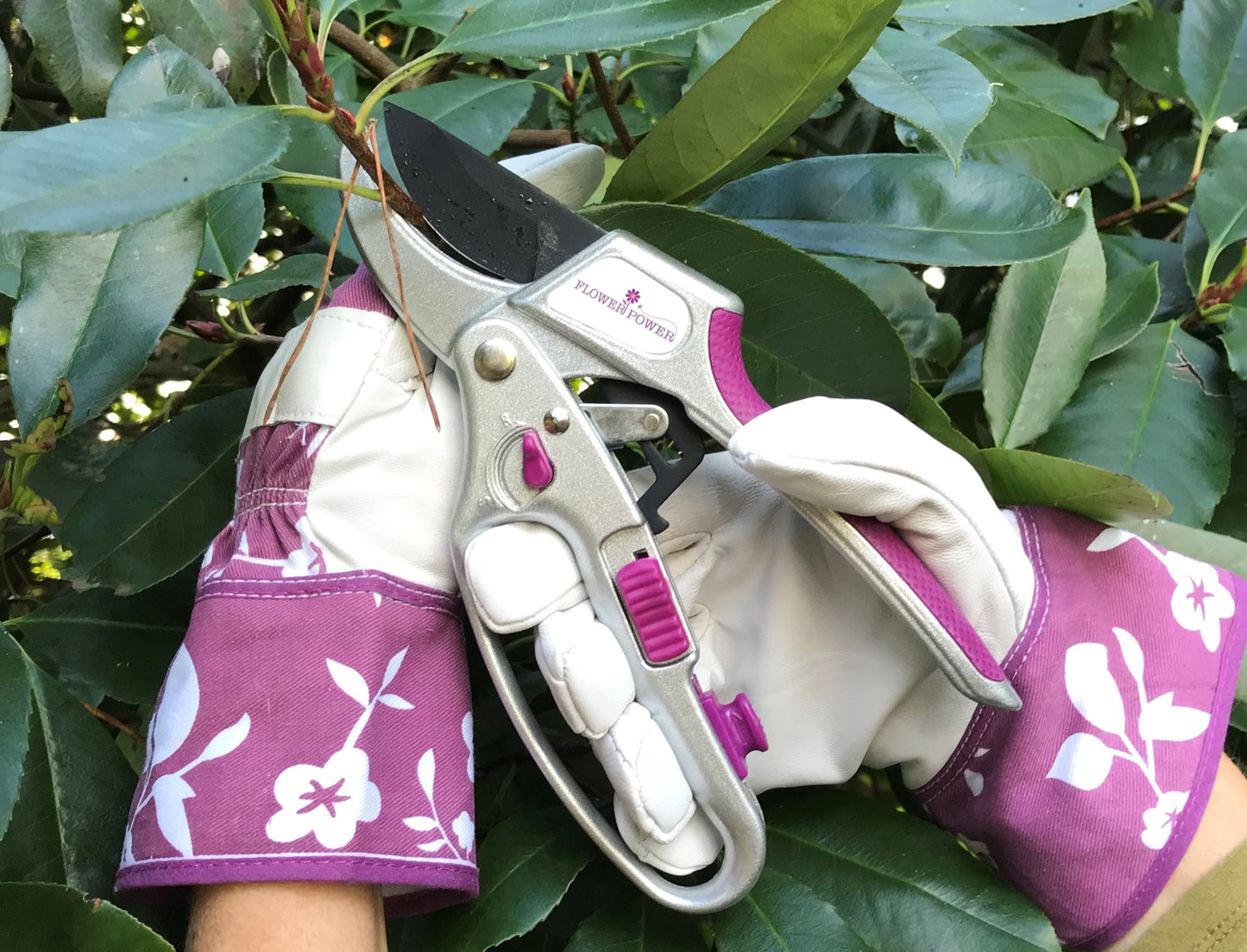 Ladies Gardening Glove & Ratchet Pruner Secateurs (Great for weaker hands) Set