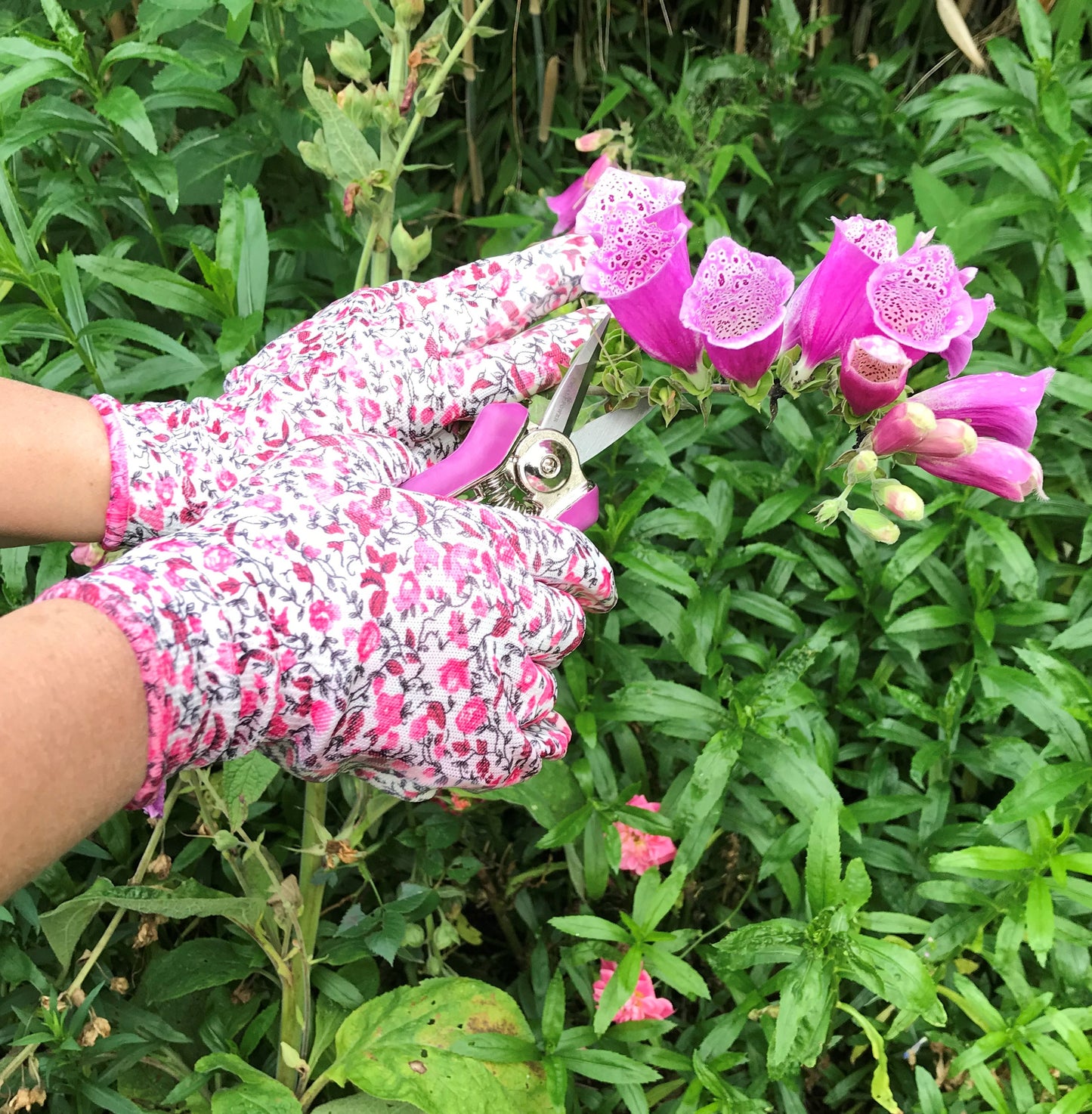 2 Pairs Ladies Gardening Gloves Candy Pink Floral) - Work Gloves for Women - Perfect  Ladies Garden Gift